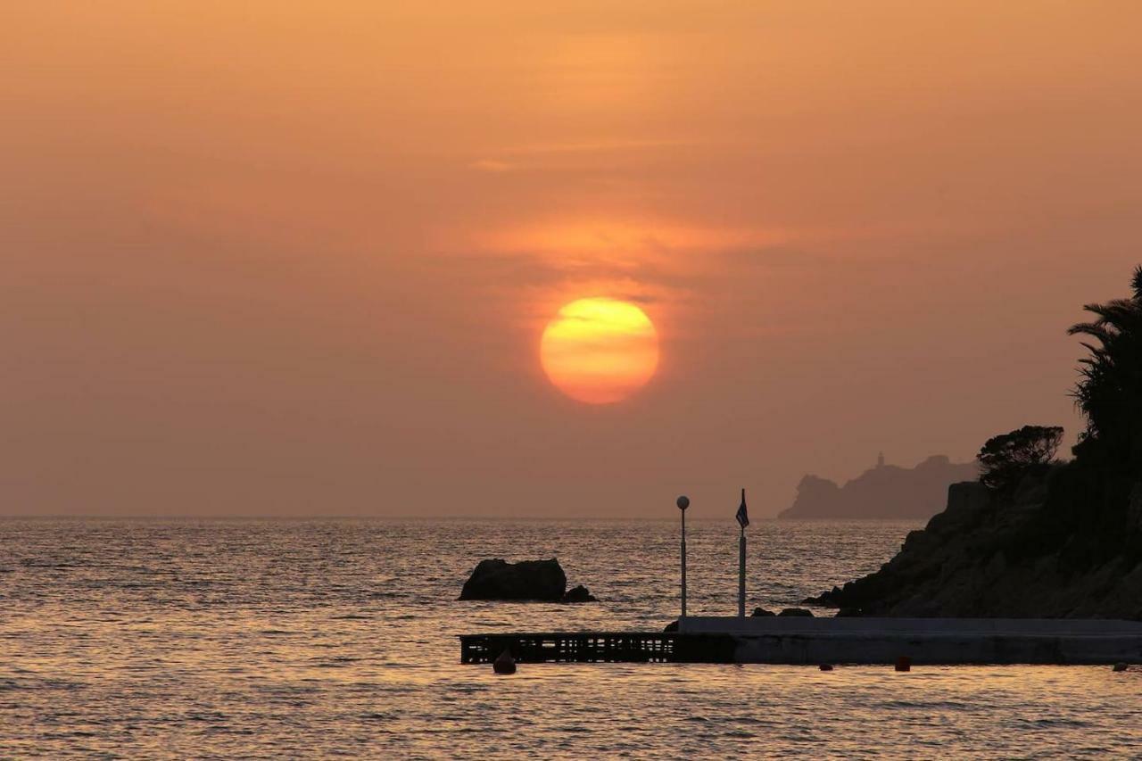 Galini Apartment Loutraki  Bagian luar foto